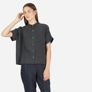 Everlane Silk Short-Sleeve Square Shirt in Washed Black, Size 4